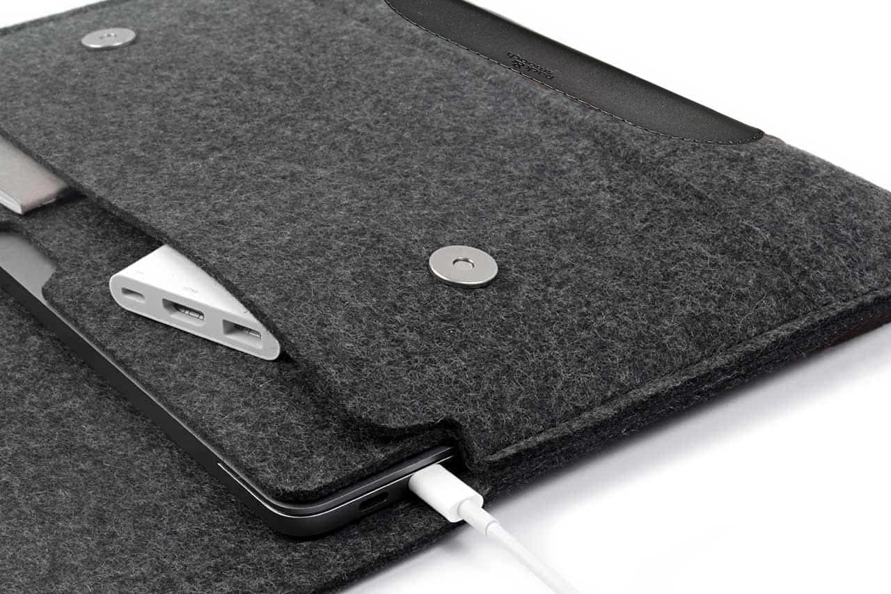 MacBook Pro / MacBook Air Hülle HAMPSHIRE aus Wollfilz und Leder-Pack & Smooch