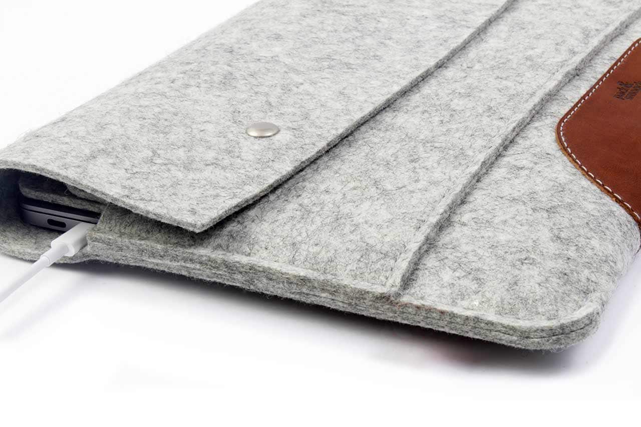 MacBook Pro / MacBook Air Hülle HAMPSHIRE aus Wollfilz und Leder-Pack & Smooch