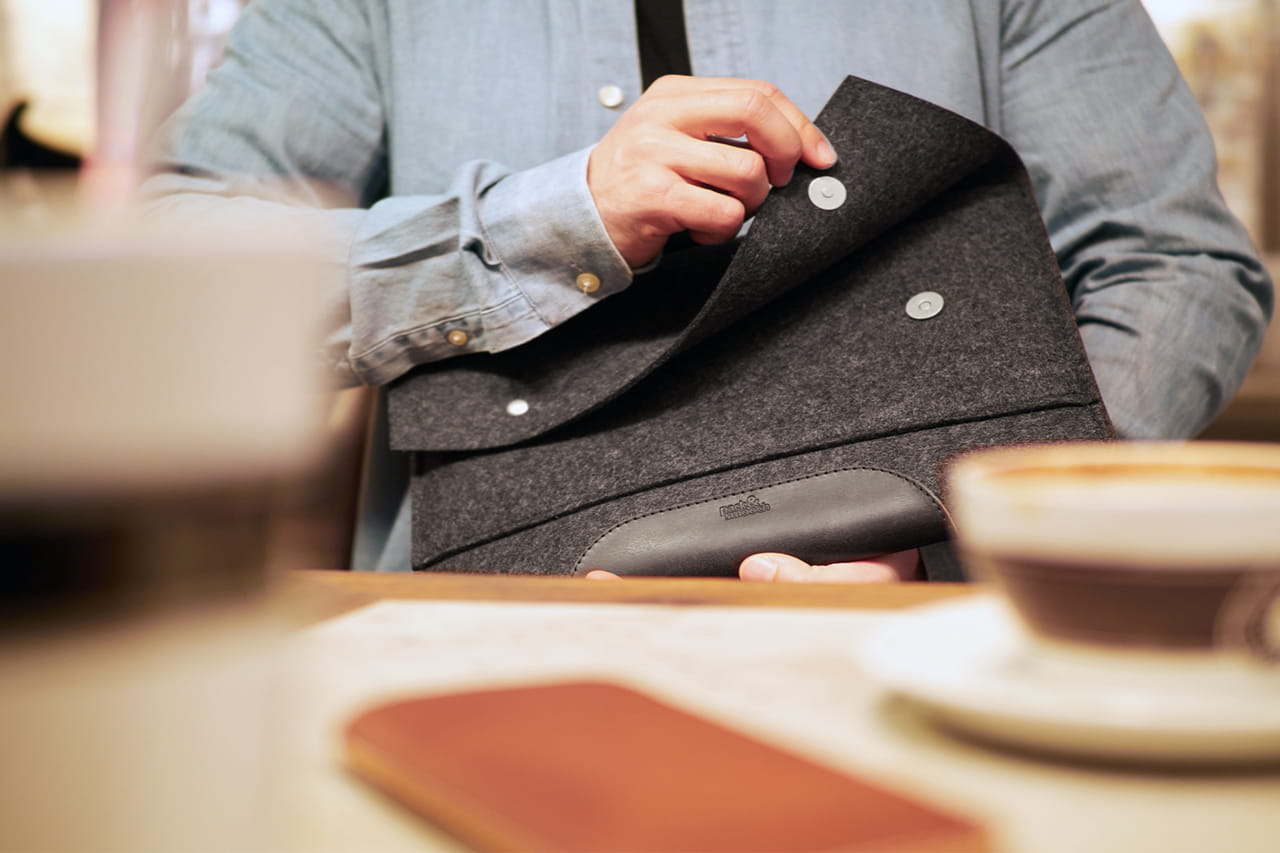 MacBook Pro / MacBook Air Hülle HAMPSHIRE aus Wollfilz und Leder-Pack & Smooch