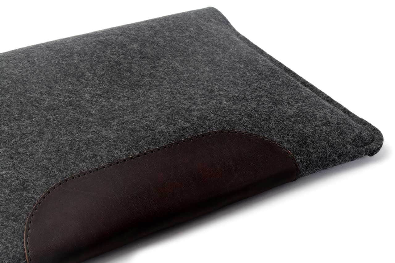 MacBook Pro / MacBook Air Hülle HAMPSHIRE aus Wollfilz und Leder-Pack & Smooch