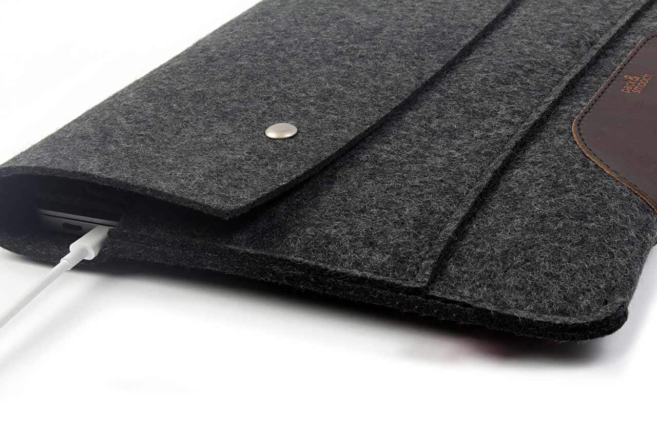 MacBook Pro / MacBook Air Hülle HAMPSHIRE aus Wollfilz und Leder-Pack & Smooch
