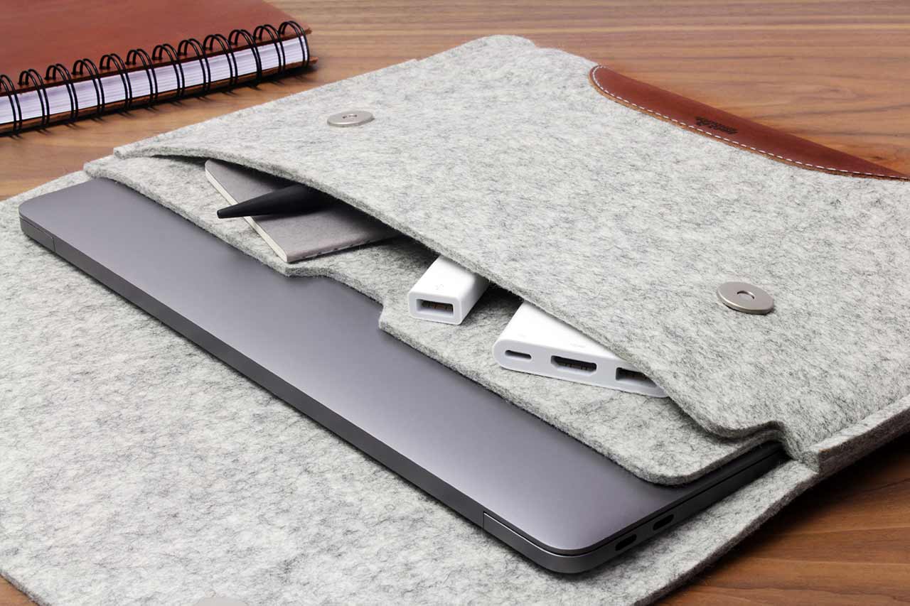 MacBook Pro / MacBook Air Hülle HAMPSHIRE aus Wollfilz und Leder-Pack & Smooch