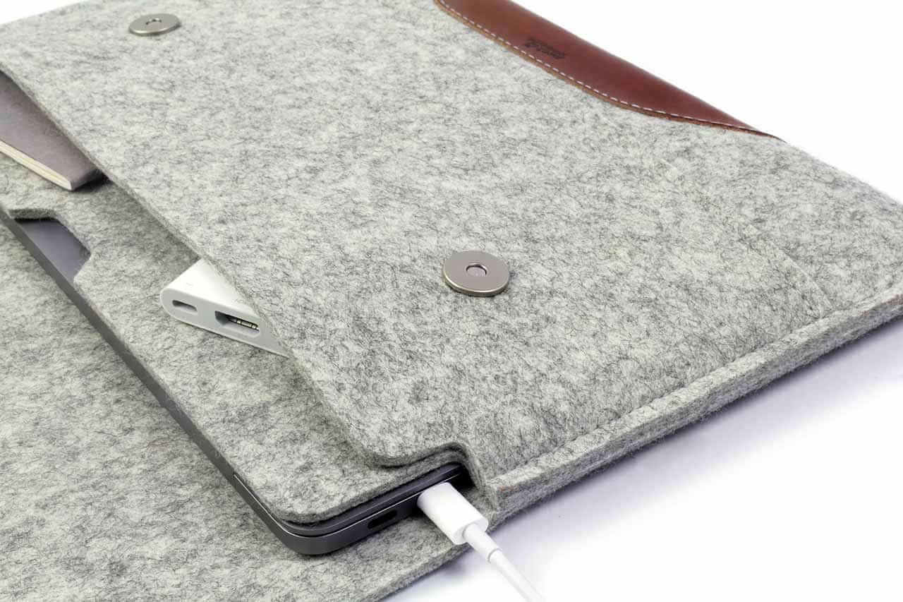 MacBook Pro / MacBook Air Hülle HAMPSHIRE aus Wollfilz und Leder-Pack & Smooch