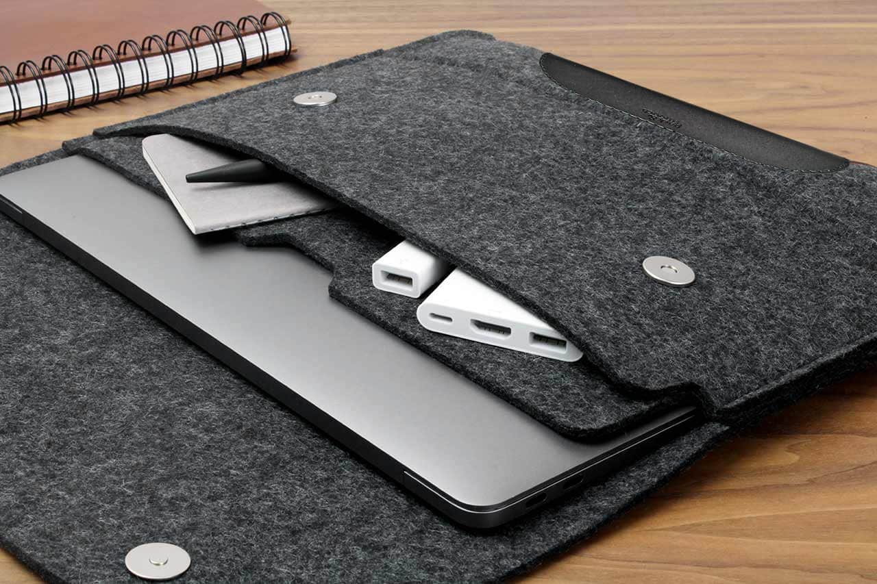 MacBook Pro / MacBook Air Hülle HAMPSHIRE aus Wollfilz und Leder-Pack & Smooch