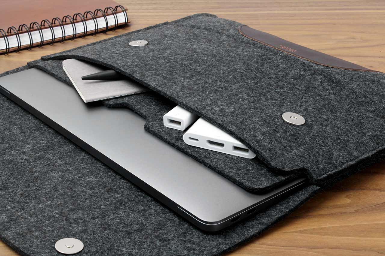 MacBook Pro / MacBook Air Hülle HAMPSHIRE aus Wollfilz und Leder-Pack & Smooch