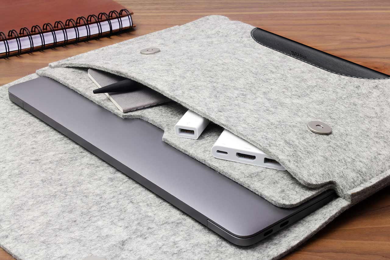 MacBook Pro / MacBook Air Hülle HAMPSHIRE aus Wollfilz und Leder-Pack & Smooch