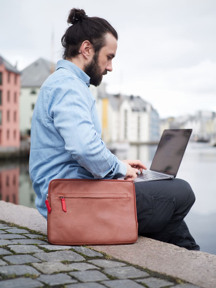 MacBook Pro / MacBook Air Hülle ANGUS aus Leder-Pack & Smooch