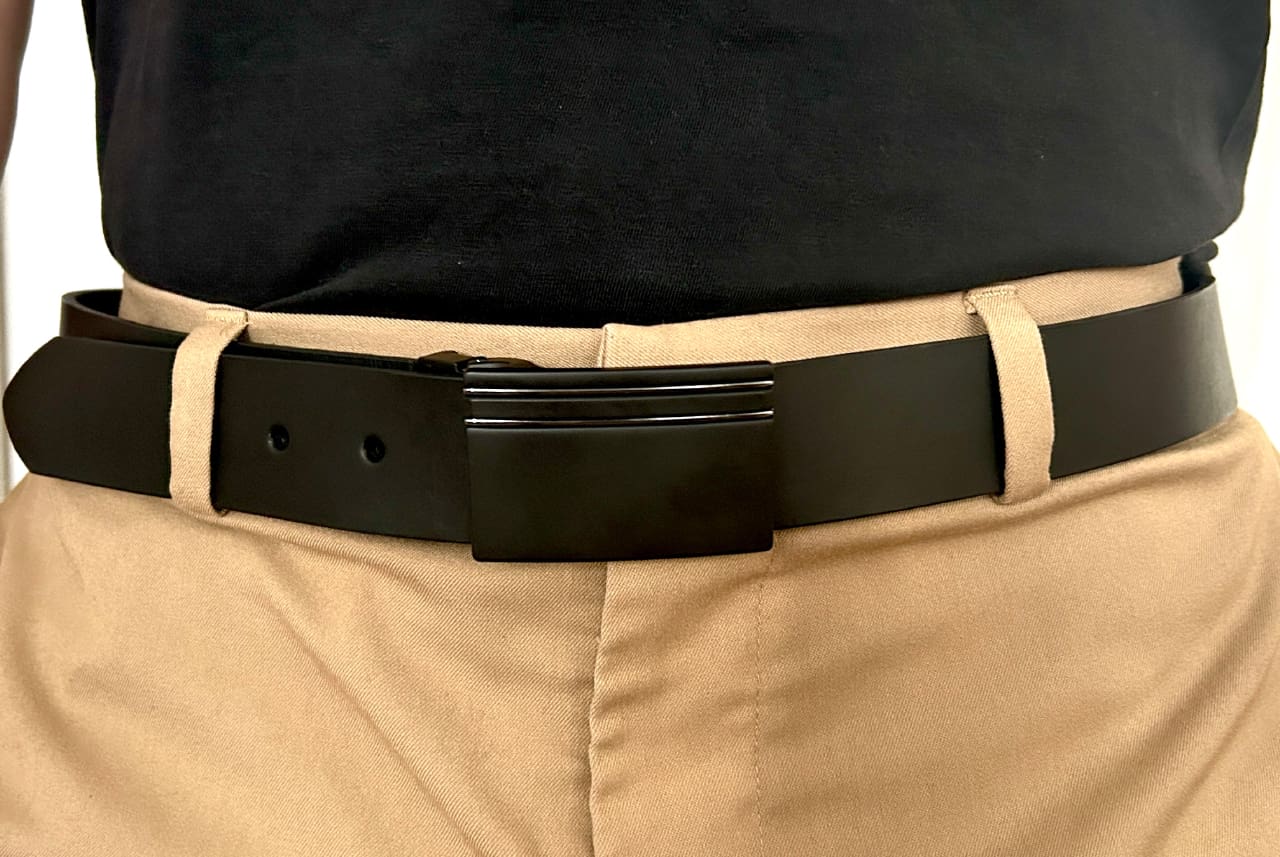 Leather belt with interchangeable buckle