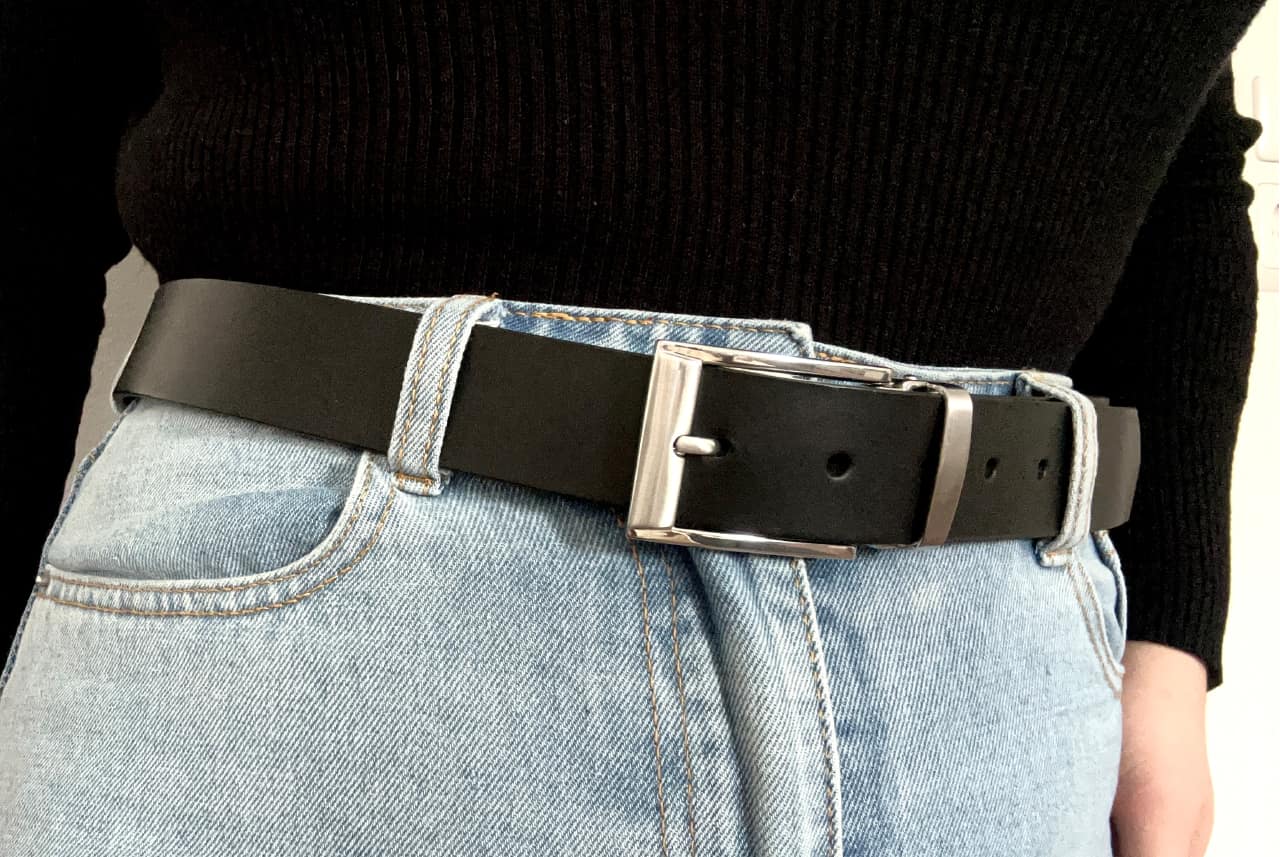 Leather belt with interchangeable buckle